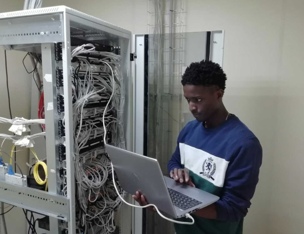 What YouTube Tutorials Don't Tell You About DevOps & SRE (A Fresher's POV).